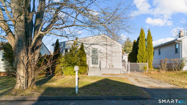 7 Ipswich Street, West Haven, CT 06516