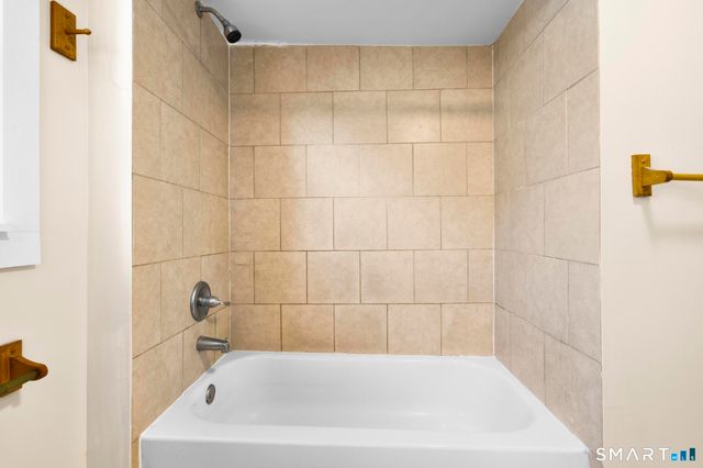 7 Ipswich Street, West Haven, CT 06516