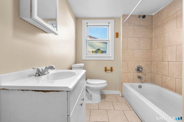 7 Ipswich Street, West Haven, CT 06516