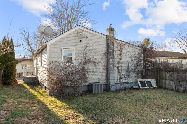 7 Ipswich Street, West Haven, CT 06516