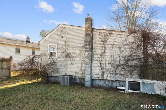 7 Ipswich Street, West Haven, CT 06516