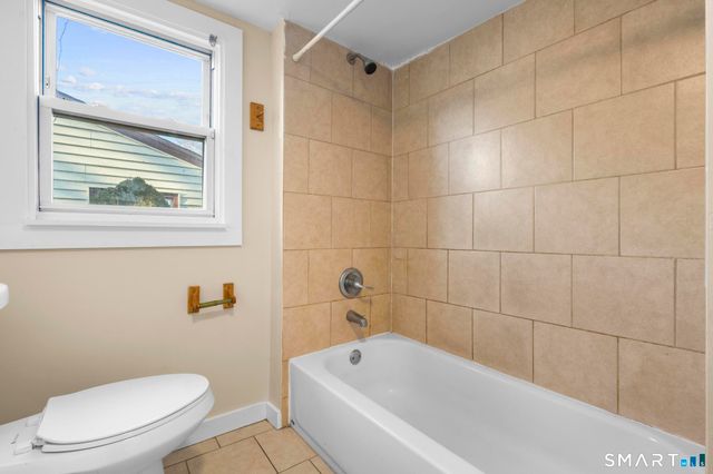 7 Ipswich Street, West Haven, CT 06516