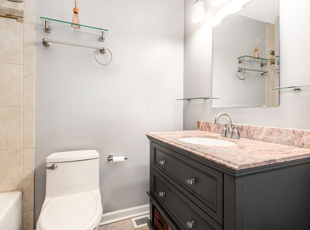 5900 OAKWOOD Drive 1E, Lisle, IL 60532