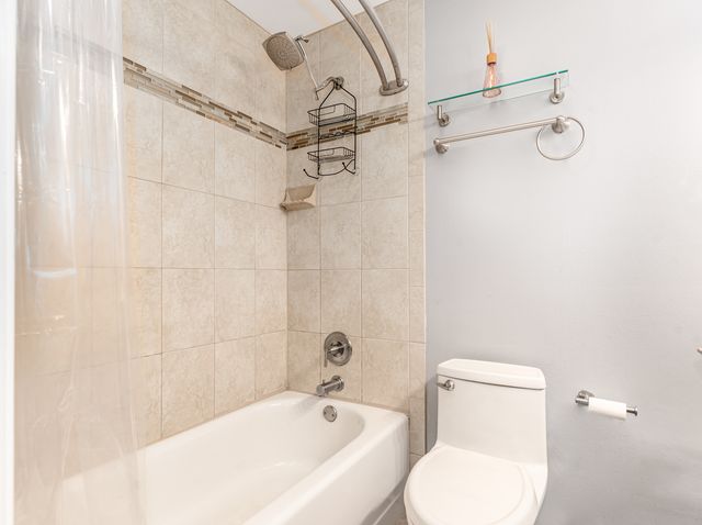 5900 OAKWOOD Drive 1E, Lisle, IL 60532