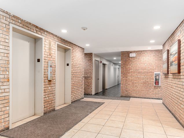 5900 OAKWOOD Drive 1E, Lisle, IL 60532