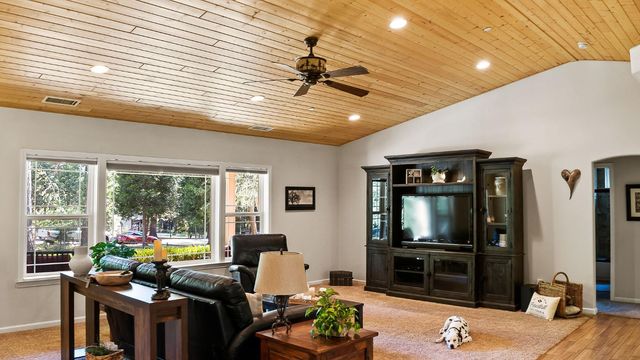 5827 Silverleaf Dr, Foresthill, CA 95631