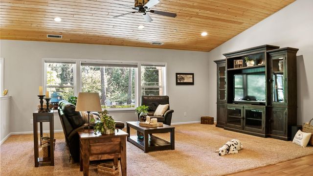 5827 Silverleaf Dr, Foresthill, CA 95631