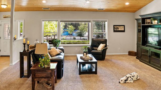 5827 Silverleaf Dr, Foresthill, CA 95631