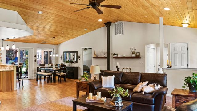5827 Silverleaf Dr, Foresthill, CA 95631