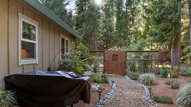 5827 Silverleaf Dr, Foresthill, CA 95631