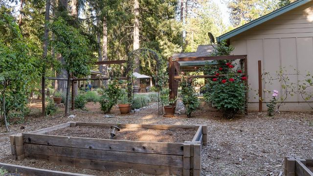 5827 Silverleaf Dr, Foresthill, CA 95631