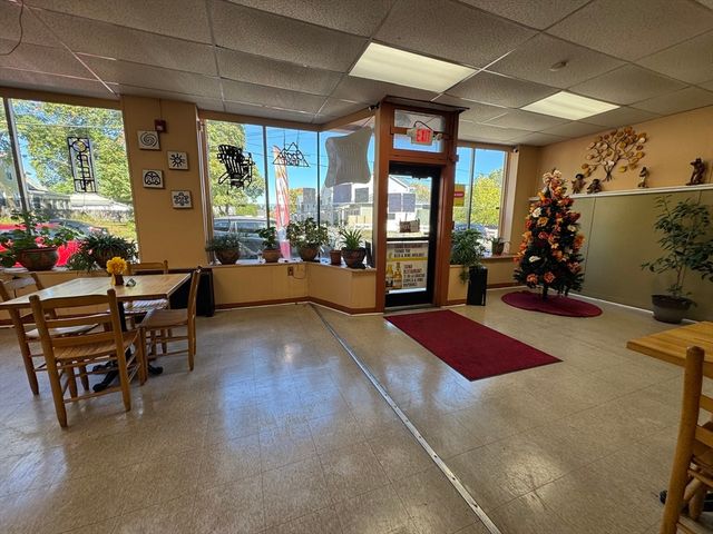 548 South St, Holyoke, MA 01040