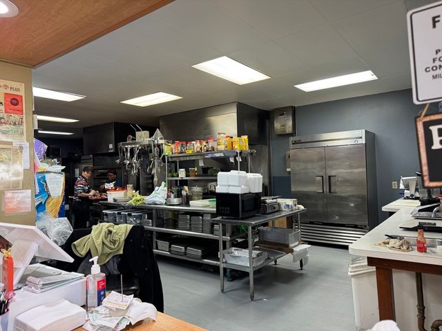 548 South St, Holyoke, MA 01040