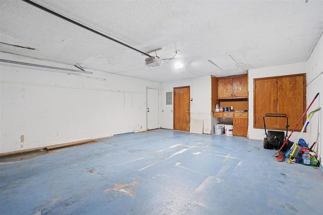 6103 SW Park Ave, Lawton, OK 73505