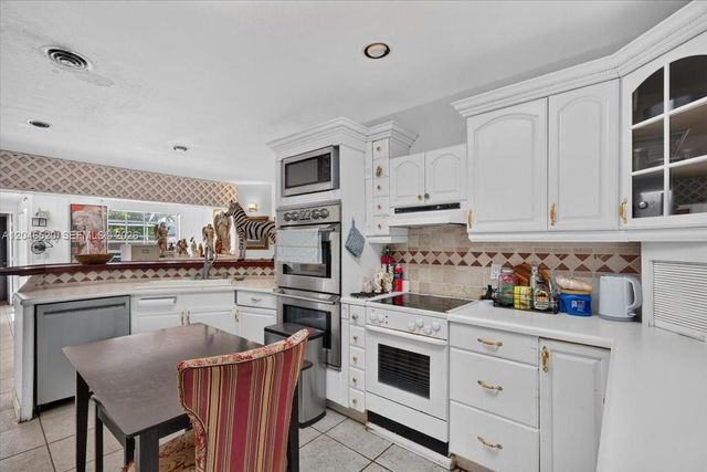 9841 SW 157th Ter, Miami, FL 33157