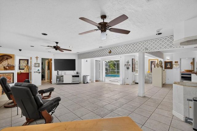 9841 SW 157th Ter, Miami, FL 33157