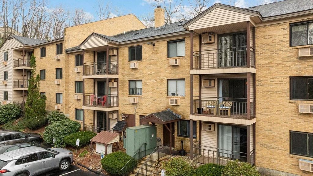 19 Country Club Dr Apt 19, Manchester, NH 03102