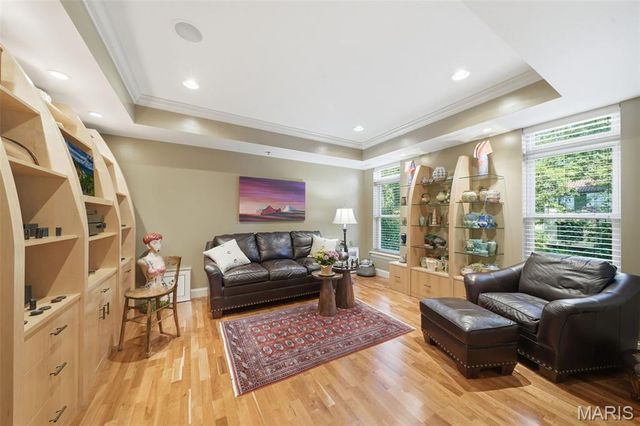 540 N And South Road 204, University City, MO 63130
