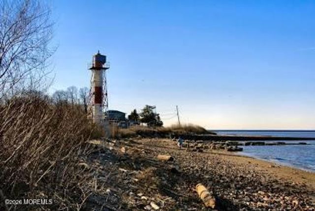 28 Florence Avenue, Leonardo, NJ 07737