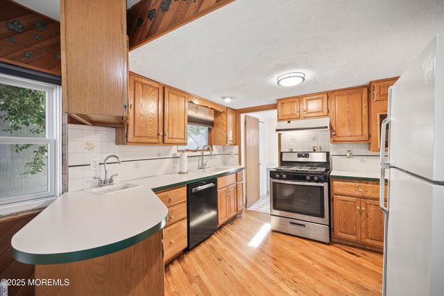 28 Florence Avenue, Leonardo, NJ 07737