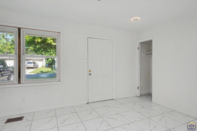 3466 SW Clare AVE, Topeka, KS 66611