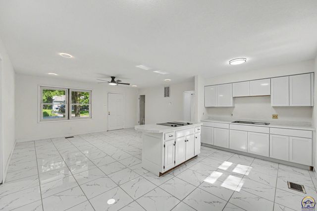 3466 SW Clare AVE, Topeka, KS 66611