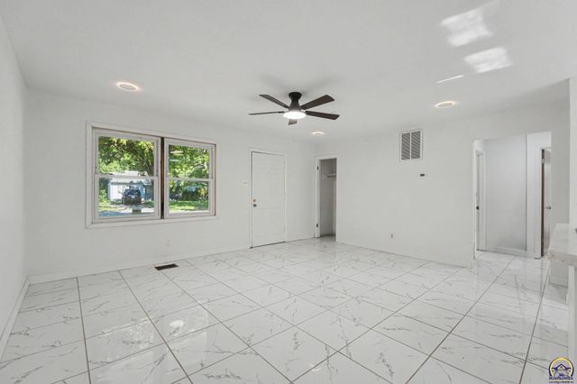 3466 SW Clare AVE, Topeka, KS 66611