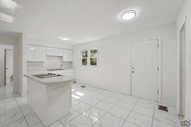 3466 SW Clare AVE, Topeka, KS 66611