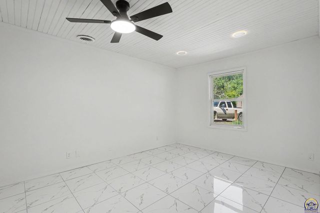 3466 SW Clare AVE, Topeka, KS 66611