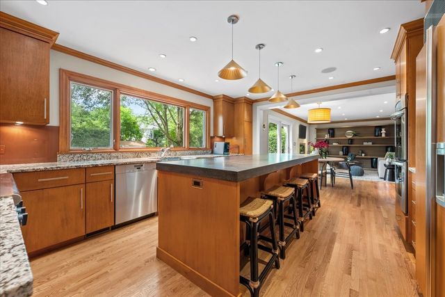 520 Greenwood Avenue, Kenilworth, IL 60043