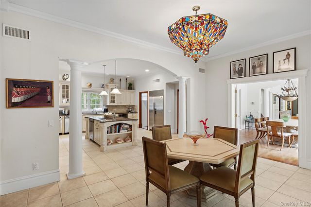 1 Terrys Trail, East Hampton, NY 11937