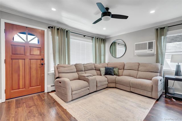 9 3rd Street, West Islip, NY 11795