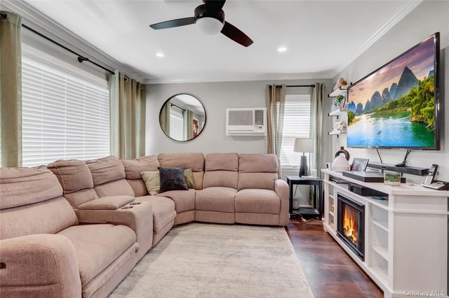 9 3rd Street, West Islip, NY 11795