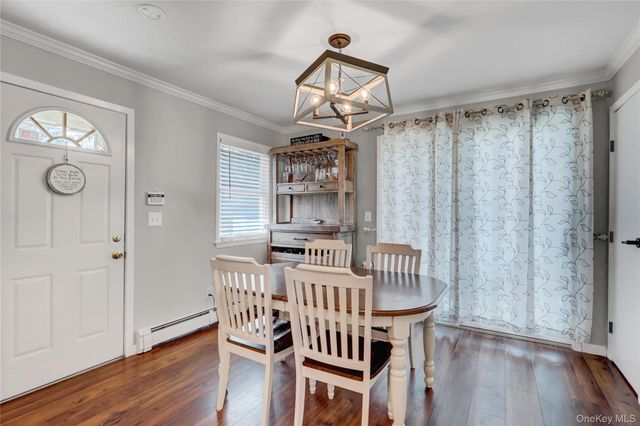 9 3rd Street, West Islip, NY 11795