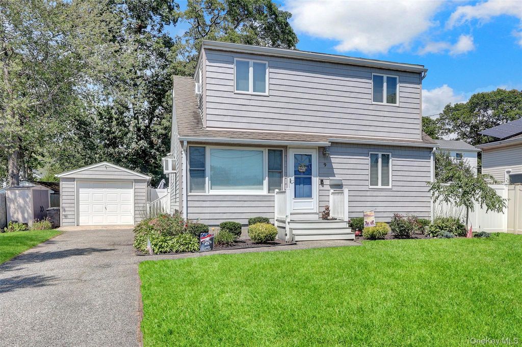 9 3rd Street, West Islip, NY 11795