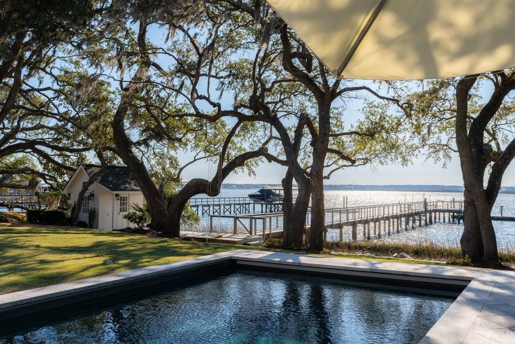 Image 10 of property listing at 111 Riverland Drive, Charleston, SC 29412