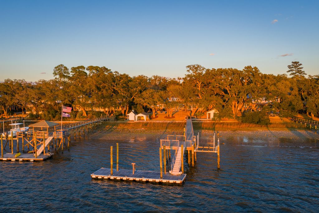 Image 5 of property listing at 111 Riverland Drive, Charleston, SC 29412