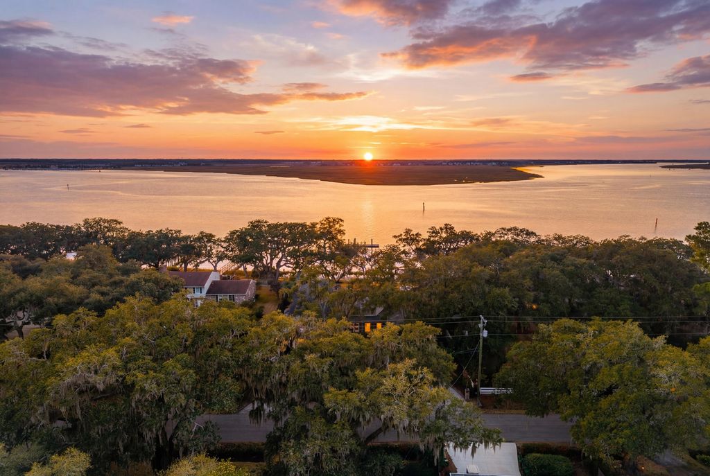 Image 6 of property listing at 111 Riverland Drive, Charleston, SC 29412