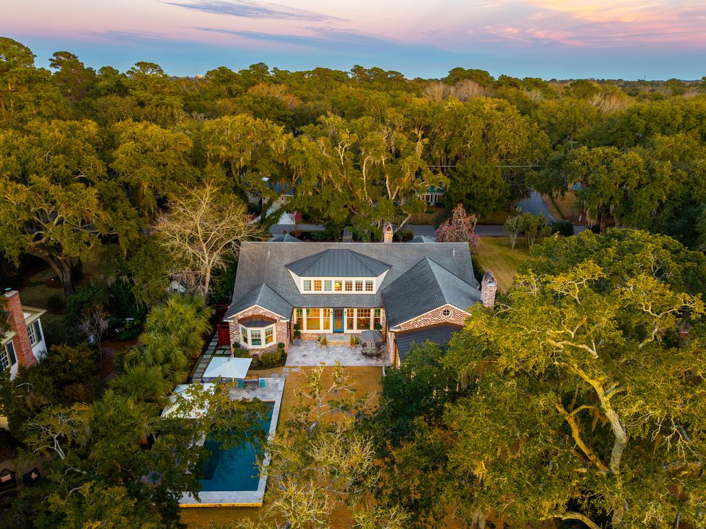 Image 7 of property listing at 111 Riverland Drive, Charleston, SC 29412