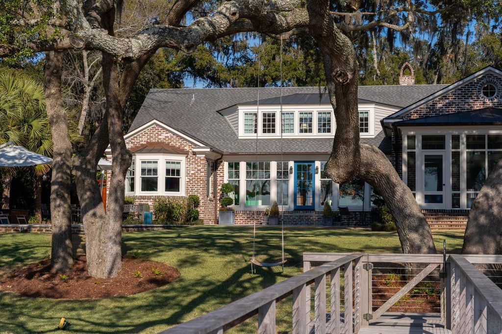 Image 9 of property listing at 111 Riverland Drive, Charleston, SC 29412