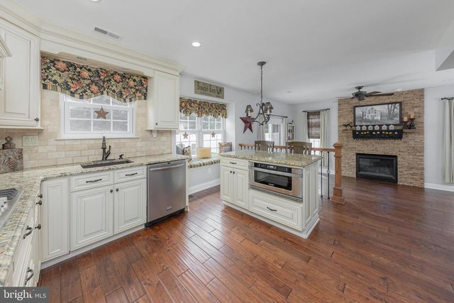 4 HARTZEL COURT, Mount Laurel, NJ 08054