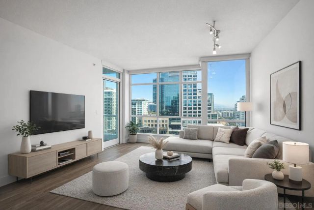 325 7th Avenue 1002, San Diego, CA 92101