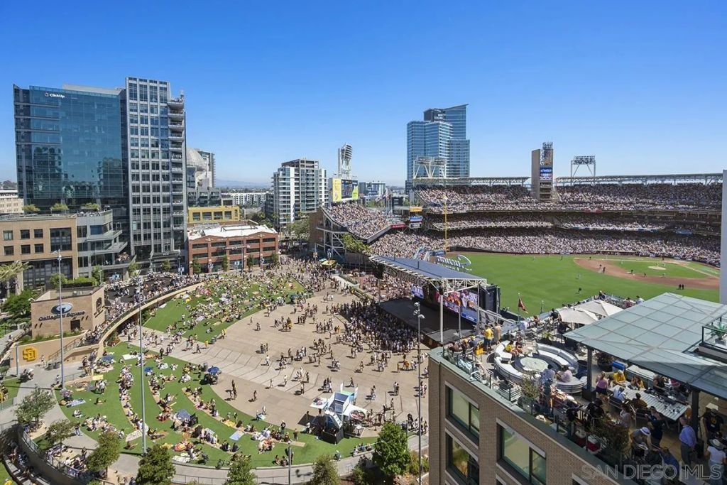 325 7th Avenue 1002, San Diego, CA 92101