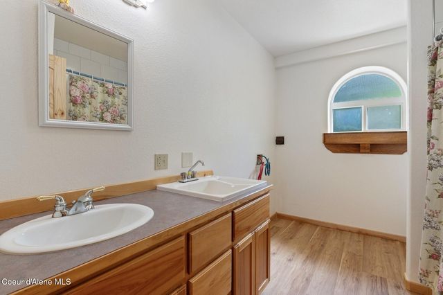 1198 Mountain View Dr, Sandpoint, ID 83864