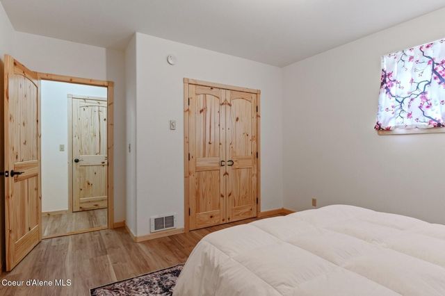 1198 Mountain View Dr, Sandpoint, ID 83864