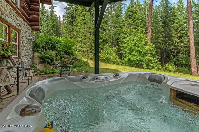 1198 Mountain View Dr, Sandpoint, ID 83864