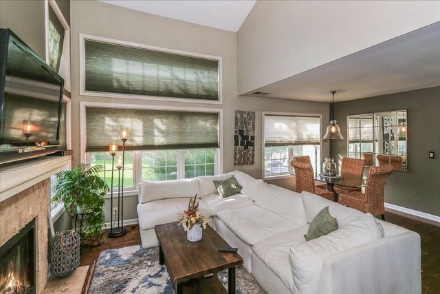 1521 Brittania Way, Roselle, IL 60172