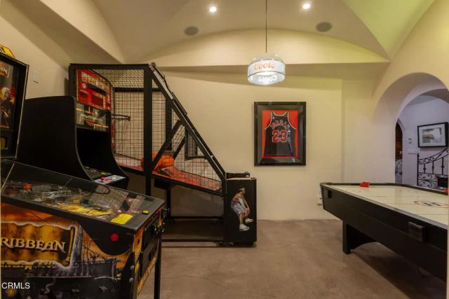 5065 Indianola Way, La Canada Flintridge, CA 91011