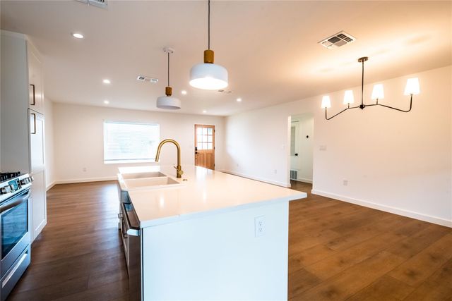 7104 Twin Crest DR, Austin, TX 78752