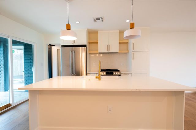 7104 Twin Crest DR, Austin, TX 78752